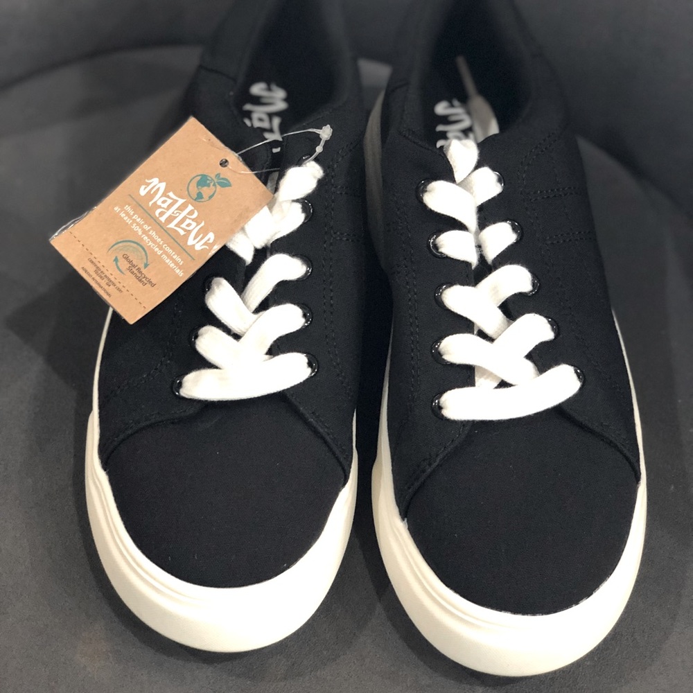 NWT Women’s Mad Love black sneakers